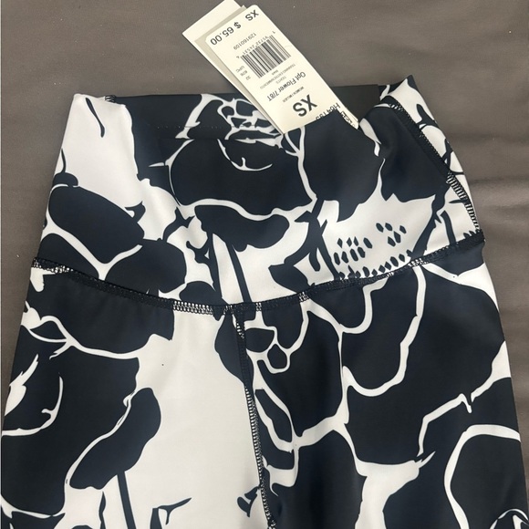 NWT ADIDAS Tight Fit High Rise Coupe Moulante Sport Pants. Size XS - Picture 3 of 9